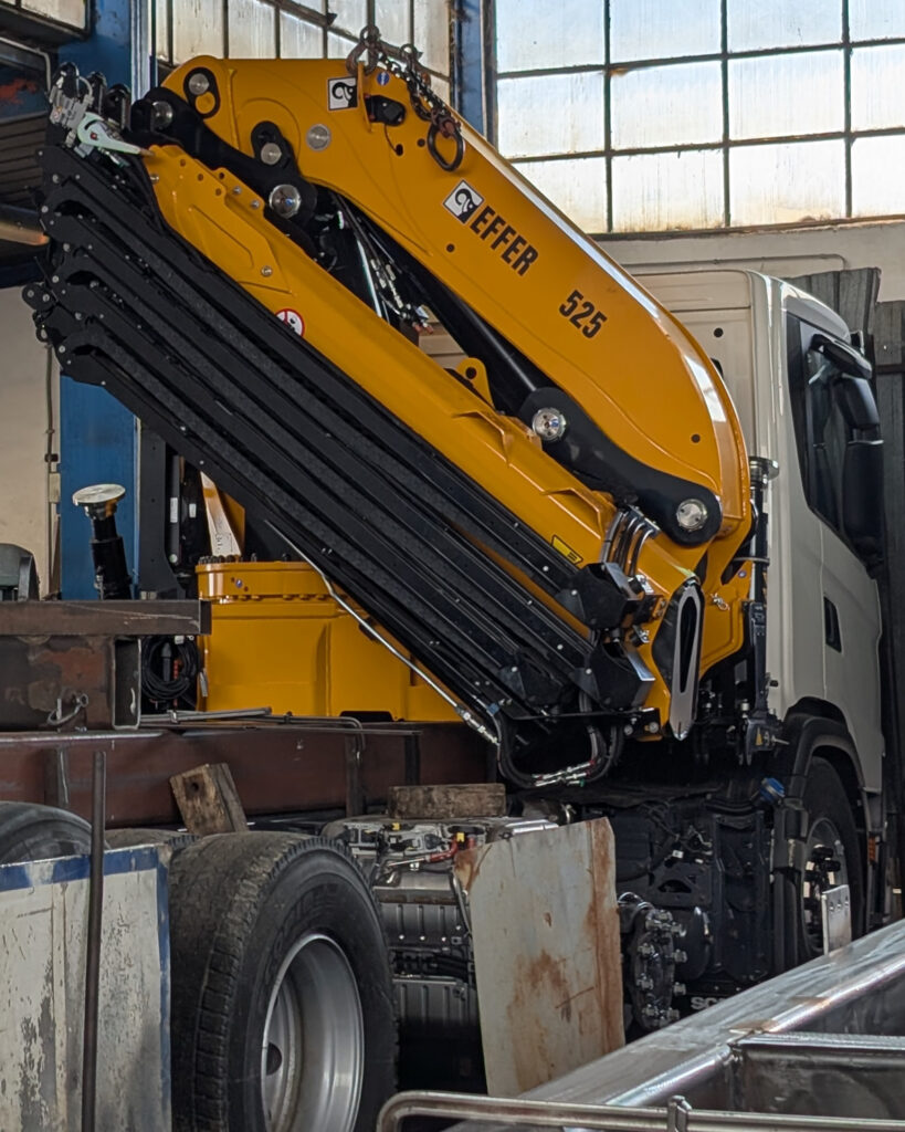 Allestimento gru Effer su camion